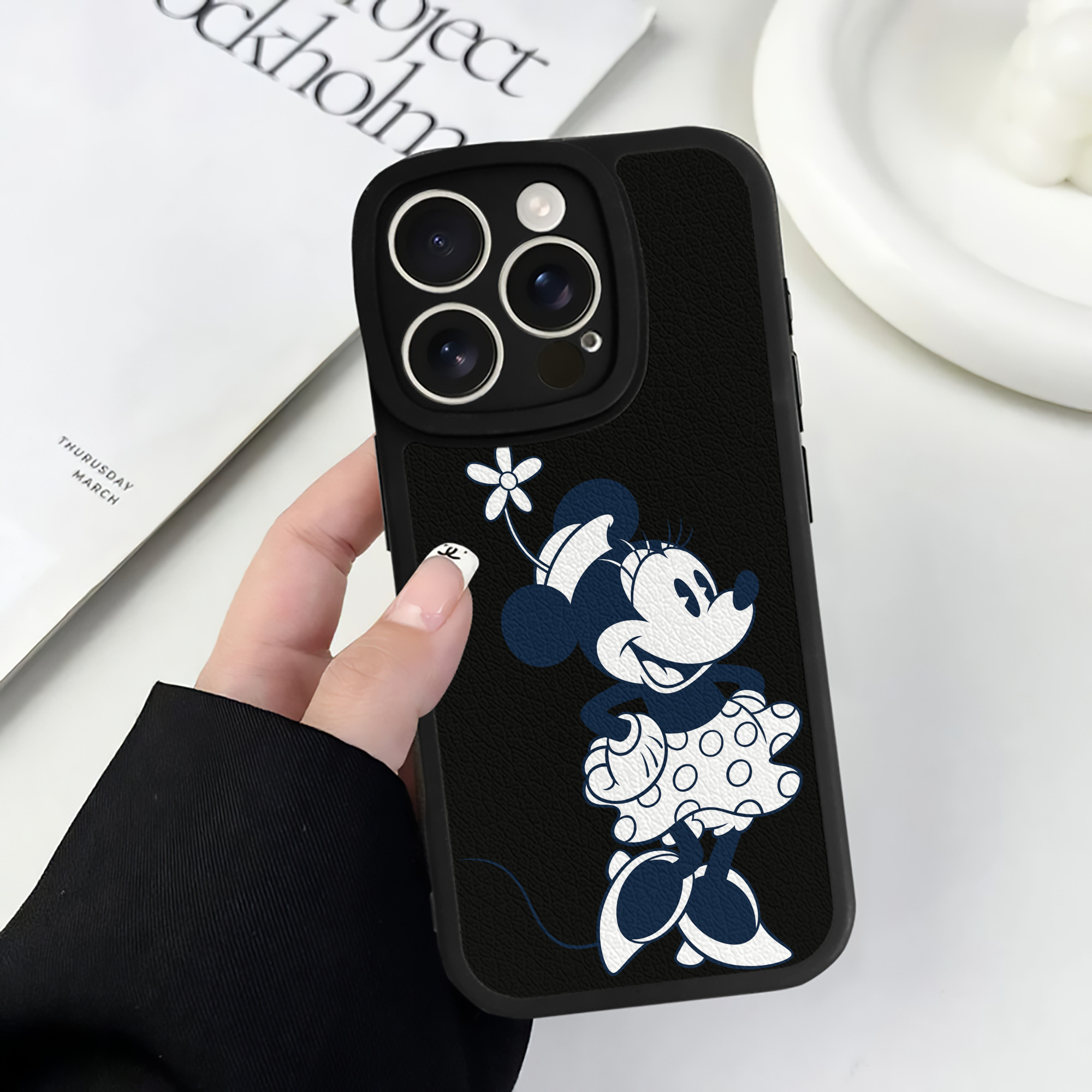 （画像用） ミッキーマウス Mickey Mouse 【iPhone 16シリーズ対応】シリコンスマホケース（レザー調） 材質：シリコン